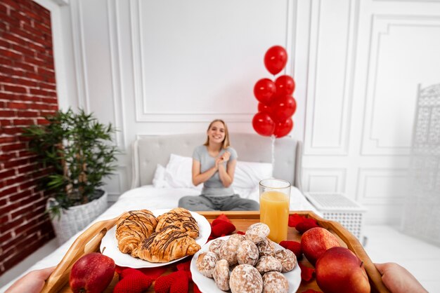 Pareja de primer plano sorprendente mujer con desayuno