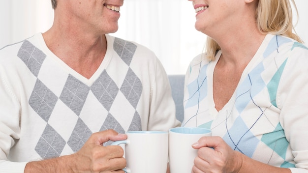 Pareja de primer plano con tazas blancas