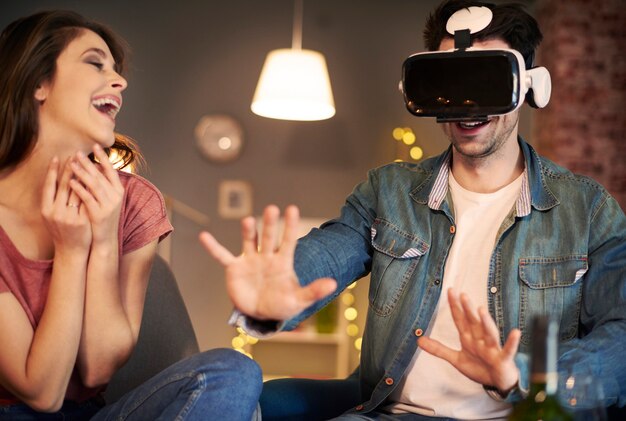 Foto gratuita pareja probando gafas de realidad virtual en casa