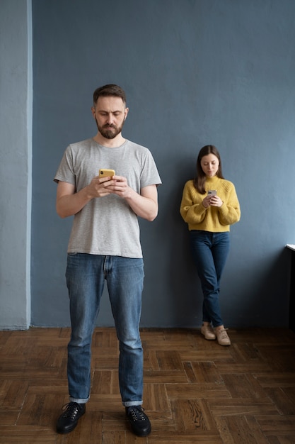 Foto gratuita pareja con problemas de comunicación