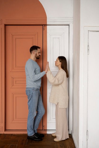 Foto gratuita pareja con problemas de comunicación