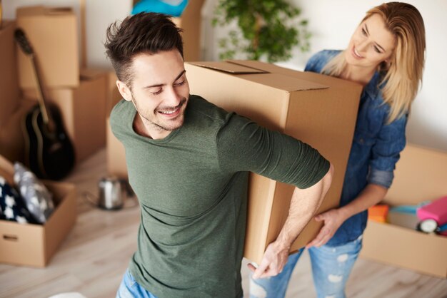 Pareja, proceso de llevar, pesado, cajas de mudanza, juntos