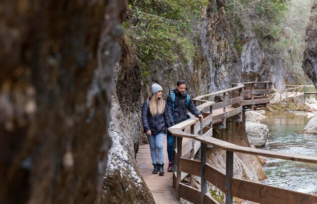 Pareja en puente explorando la naturaleza