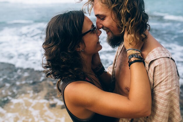 Pareja a punto de besar en la playa