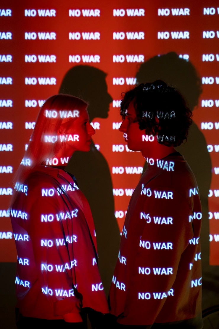 Foto gratuito pareja que se queda a la luz de ninguna palabra de guerra