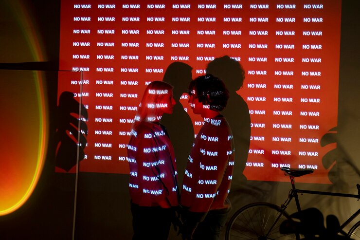 Foto gratuito pareja que se queda a la luz de ninguna palabra de guerra