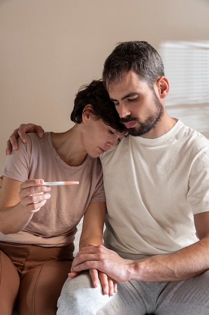 Pareja que sufre de infertilidad