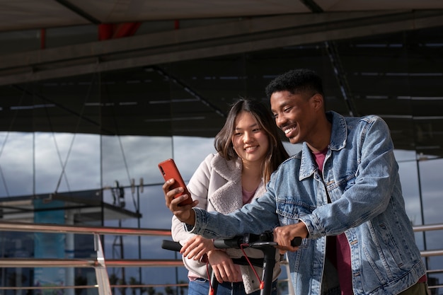 Una pareja que usa un scooter eléctrico para el transporte