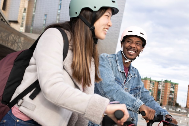 Una pareja que usa un scooter eléctrico para el transporte