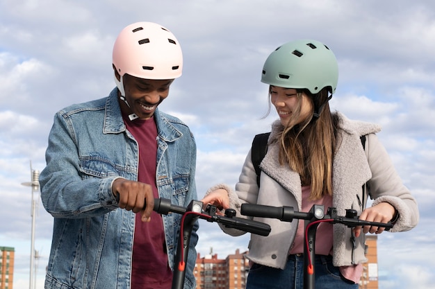 Una pareja que usa un scooter eléctrico para el transporte