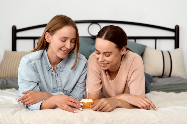 Foto gratuita pareja queer celebrando un cumpleaños juntos