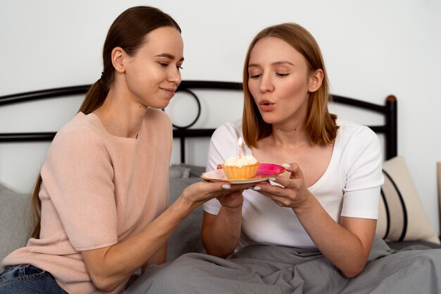 Pareja queer celebrando un cumpleaños juntos