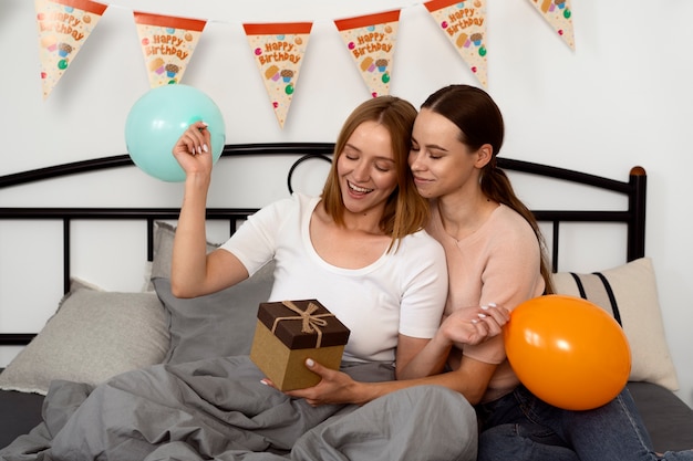 Pareja queer celebrando un cumpleaños juntos