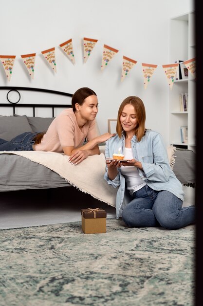 Pareja queer celebrando un cumpleaños juntos