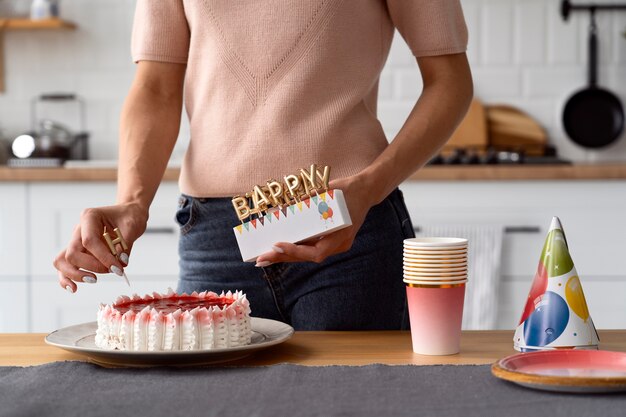 Pareja queer celebrando un cumpleaños juntos