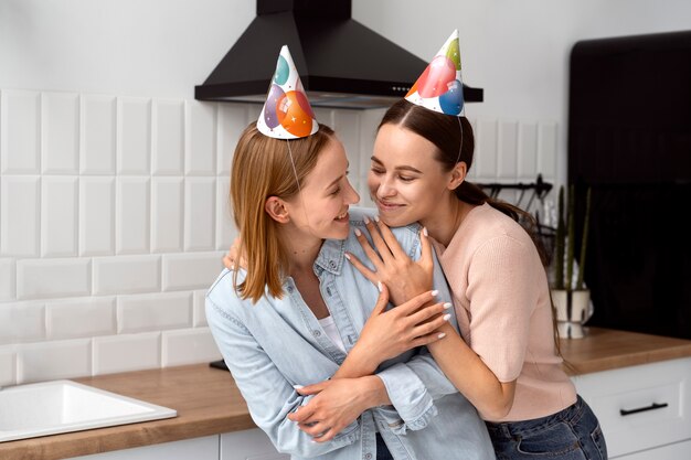 Pareja queer celebrando un cumpleaños juntos