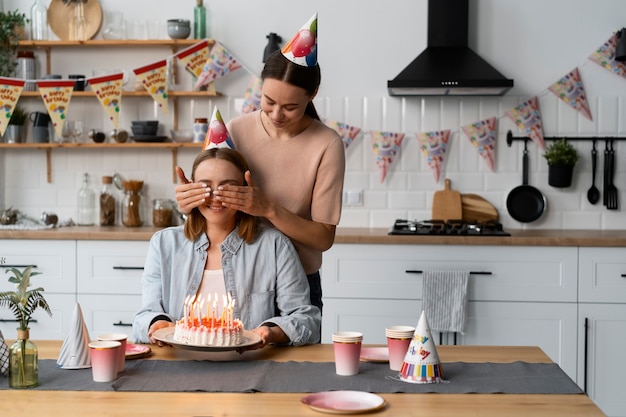 Foto gratuita pareja queer celebrando un cumpleaños juntos