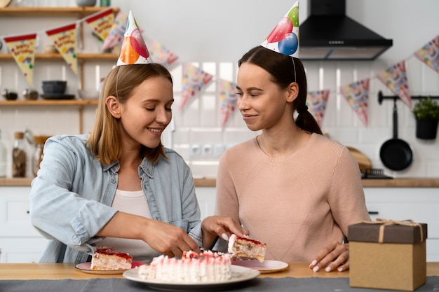 Foto gratuita pareja queer celebrando un cumpleaños juntos