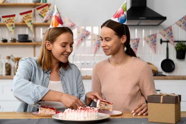 Pareja queer celebrando un cumpleaños juntos