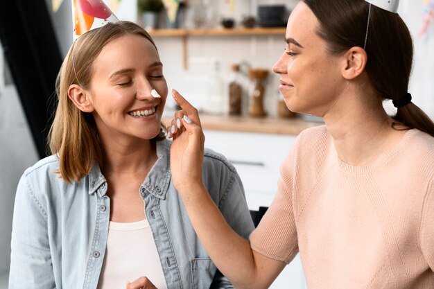 Pareja queer celebrando un cumpleaños juntos