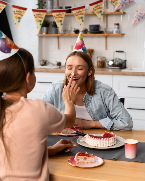 Pareja queer celebrando un cumpleaños juntos