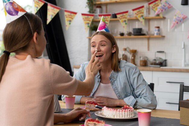 Pareja queer celebrando un cumpleaños juntos