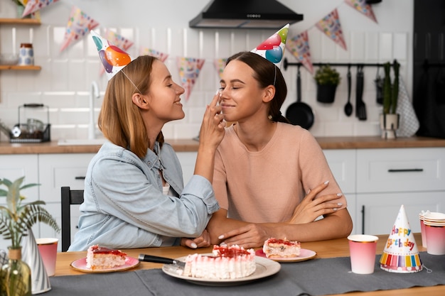 Pareja queer celebrando un cumpleaños juntos