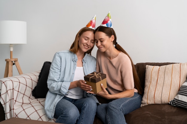 Pareja queer celebrando un cumpleaños juntos