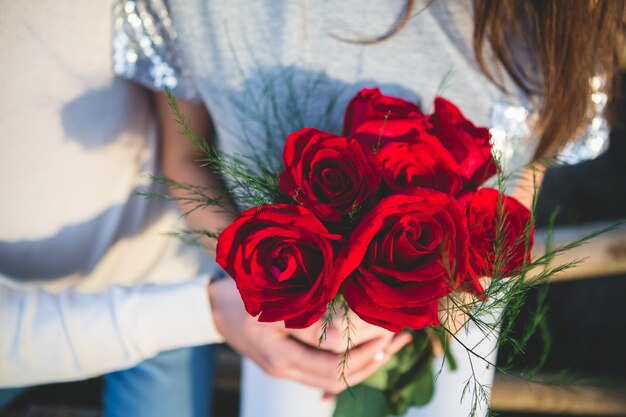 Pareja con un ramo de rosas