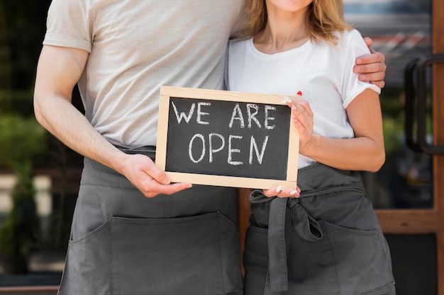 Pareja reabriendo pequeños negocios