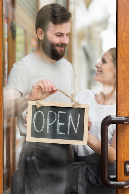 Pareja reabriendo pequeños negocios