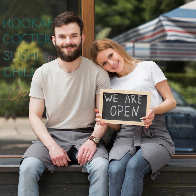 Pareja reabriendo pequeños negocios