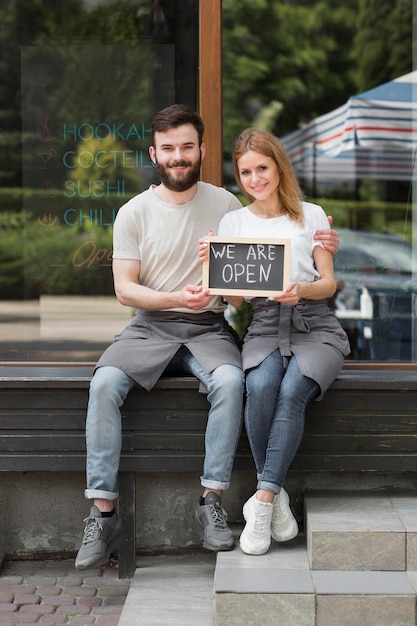 Pareja reabriendo pequeños negocios