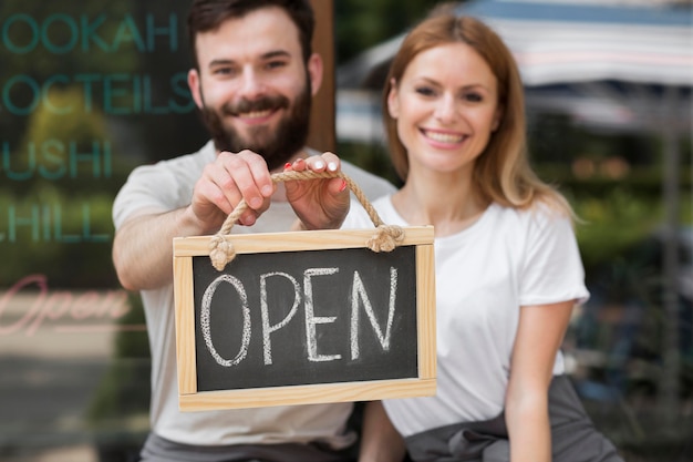 Foto gratuita pareja reabriendo pequeños negocios