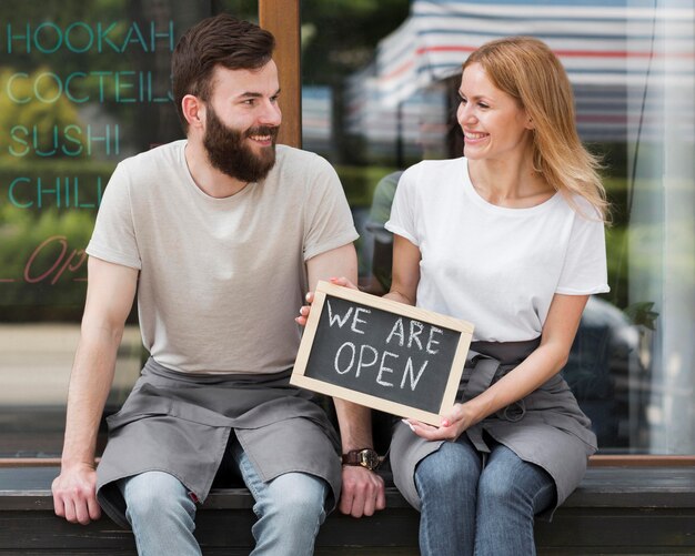 Pareja reabriendo pequeños negocios