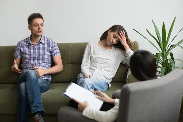 Pareja recibiendo ayuda psicológica del experto.