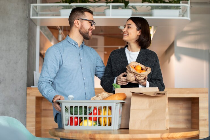 Foto gratuito pareja recibiendo una entrega de comestibles