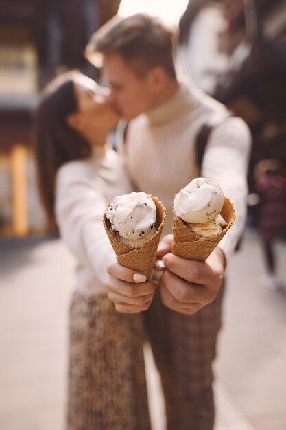 Pareja de recién casados comiendo helado de un cono en una calle de Shanghai, cerca de Yuyuan, China.