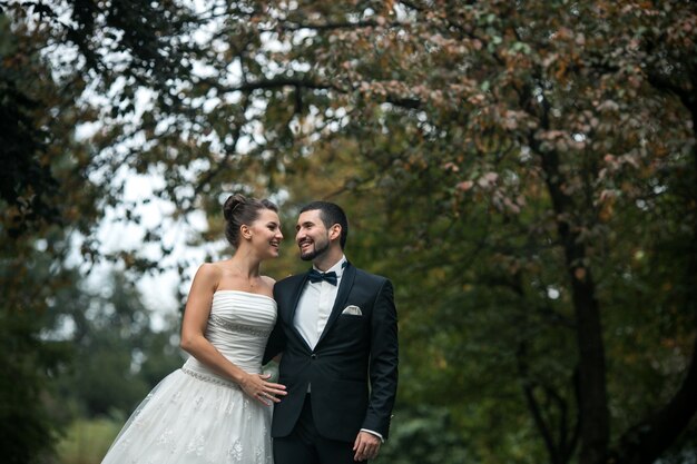 Pareja de recién casados mirandose a los ojos