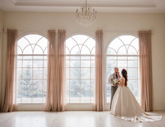 Foto gratuita pareja de recién casados posando