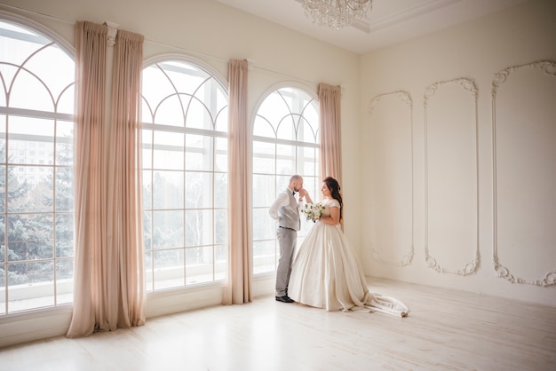 Pareja de recién casados posando