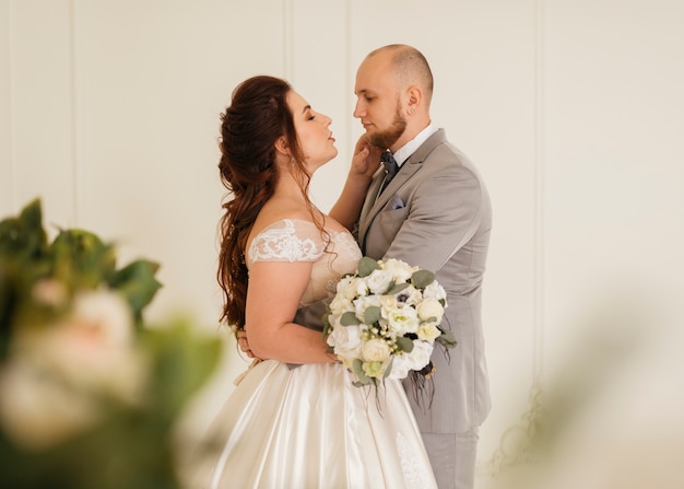 Pareja de recién casados posando