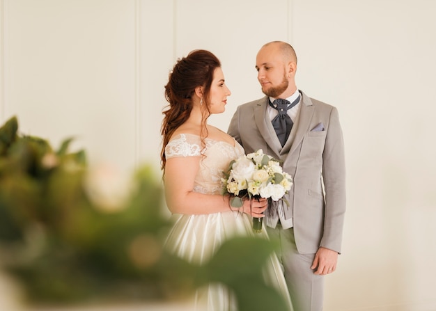 Pareja de recién casados posando