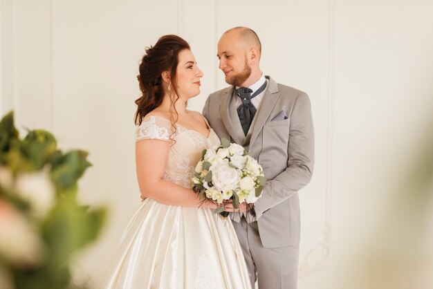 Pareja de recién casados posando