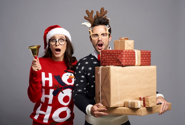 Foto gratuita pareja recordando el tiempo que pasa en navidad