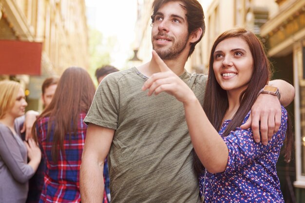 Pareja recorriendo la ciudad en verano