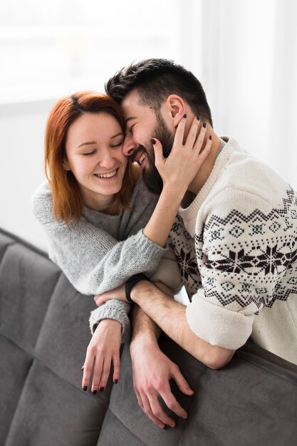 Pareja recostada en el sofá de la sala de estar