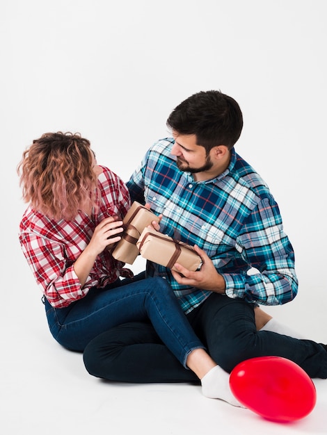 Foto gratuita pareja regalando para san valentín