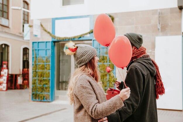 Pareja con regalos en la calle