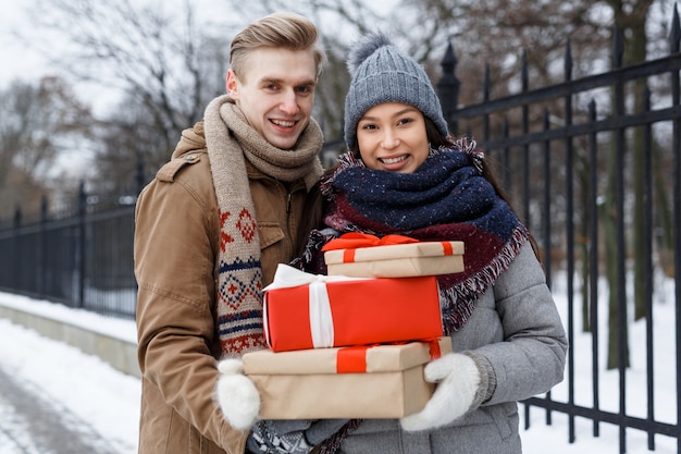 Pareja con regalos